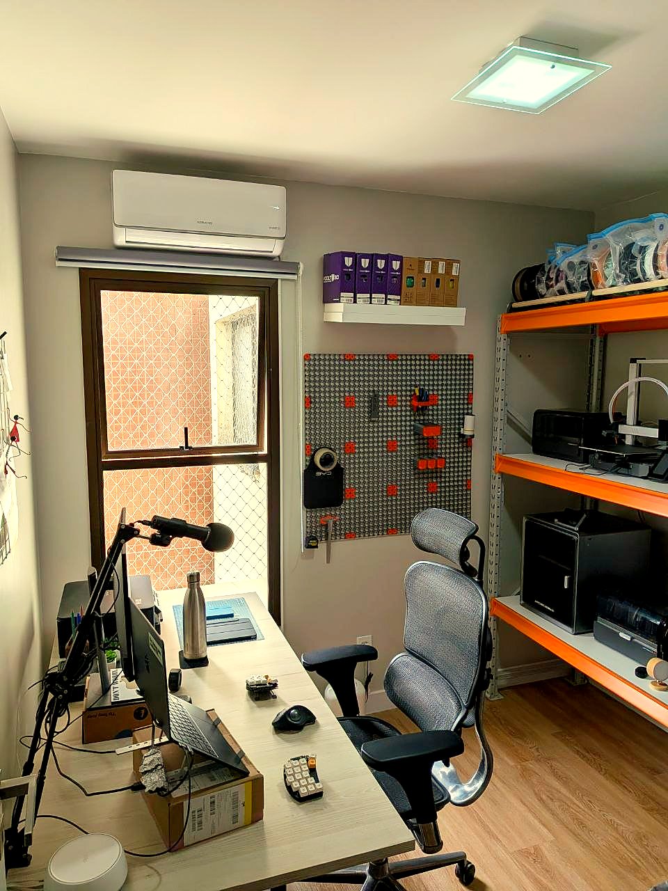 Home office com escrivaninha e prateleiras
