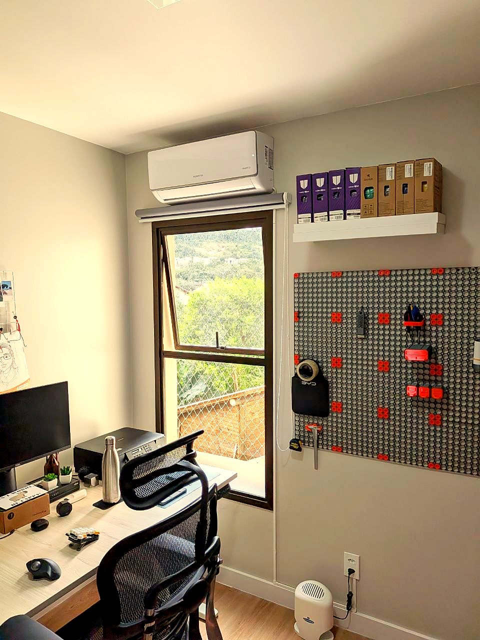 Home office com vista para a janela