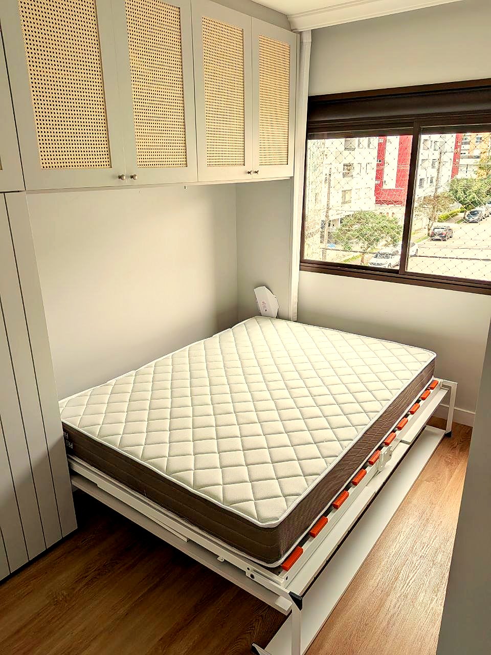 Quarto com cama e armários sob medida