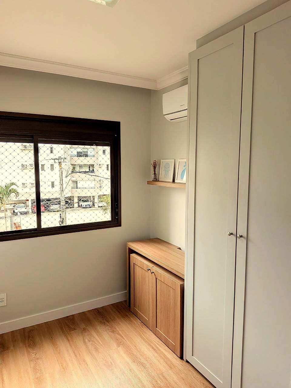 Quarto com armário e janela
