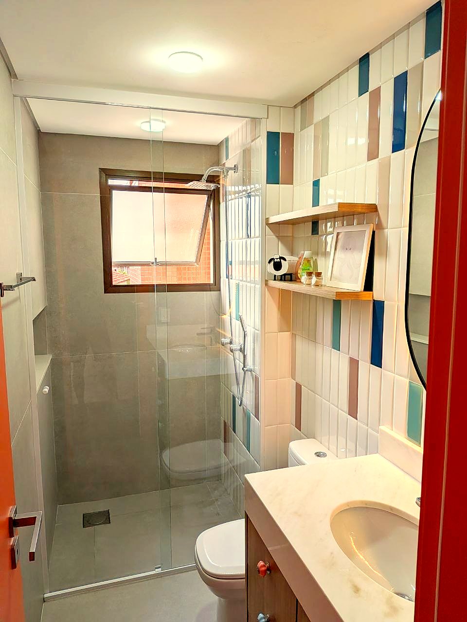 Banheiro da segunda suíte com box e revestimento colorido