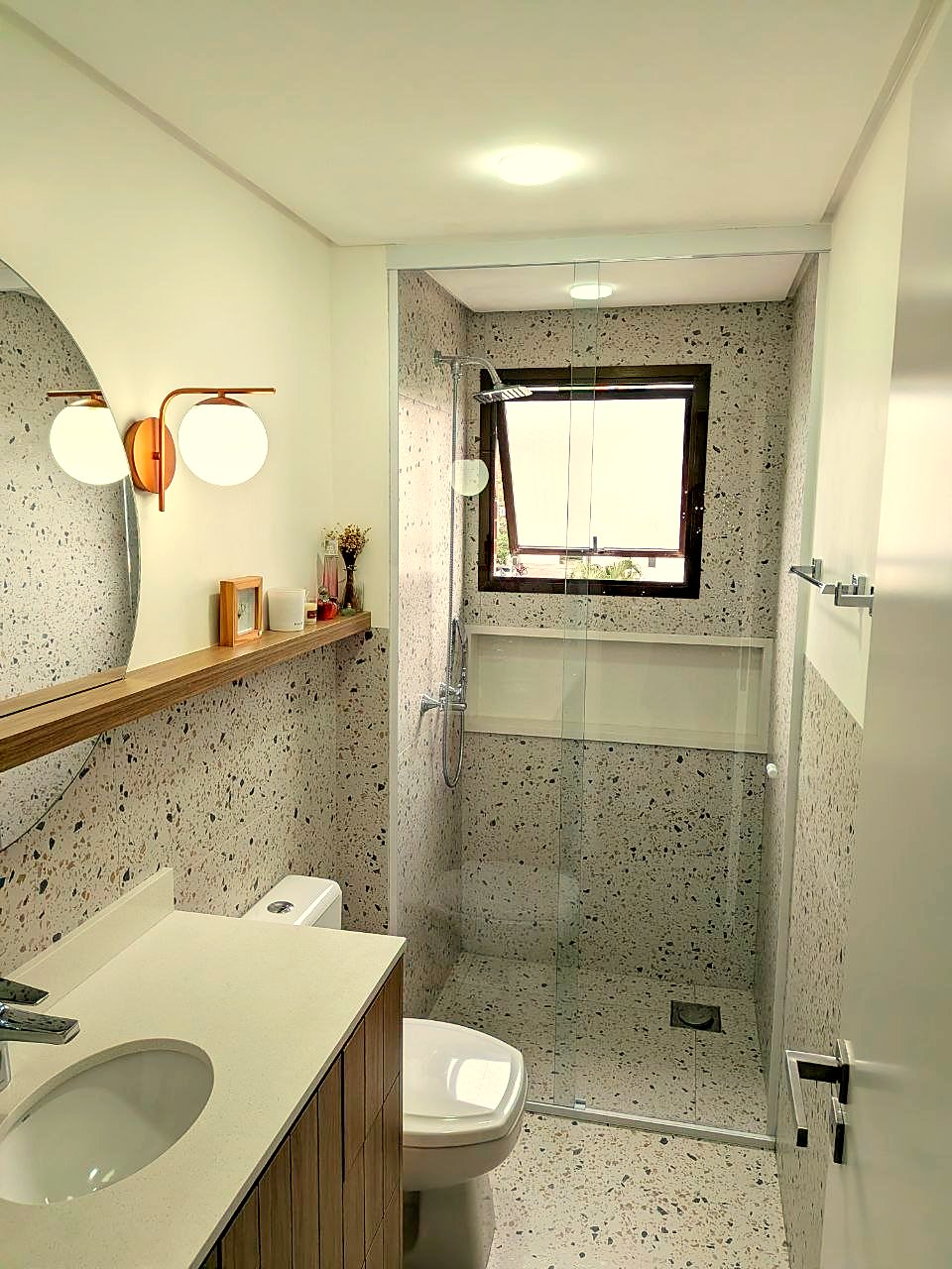 Banheiro suíte com box e janela