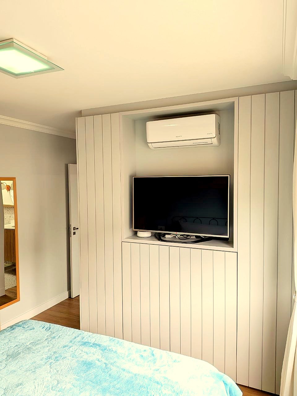 Painel de TV na suíte principal