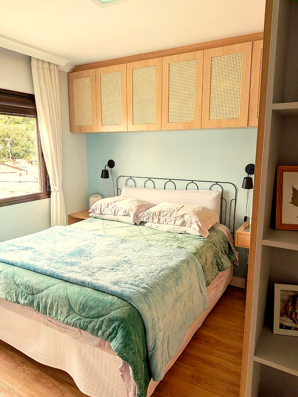 Suíte principal com cama de casal e janela