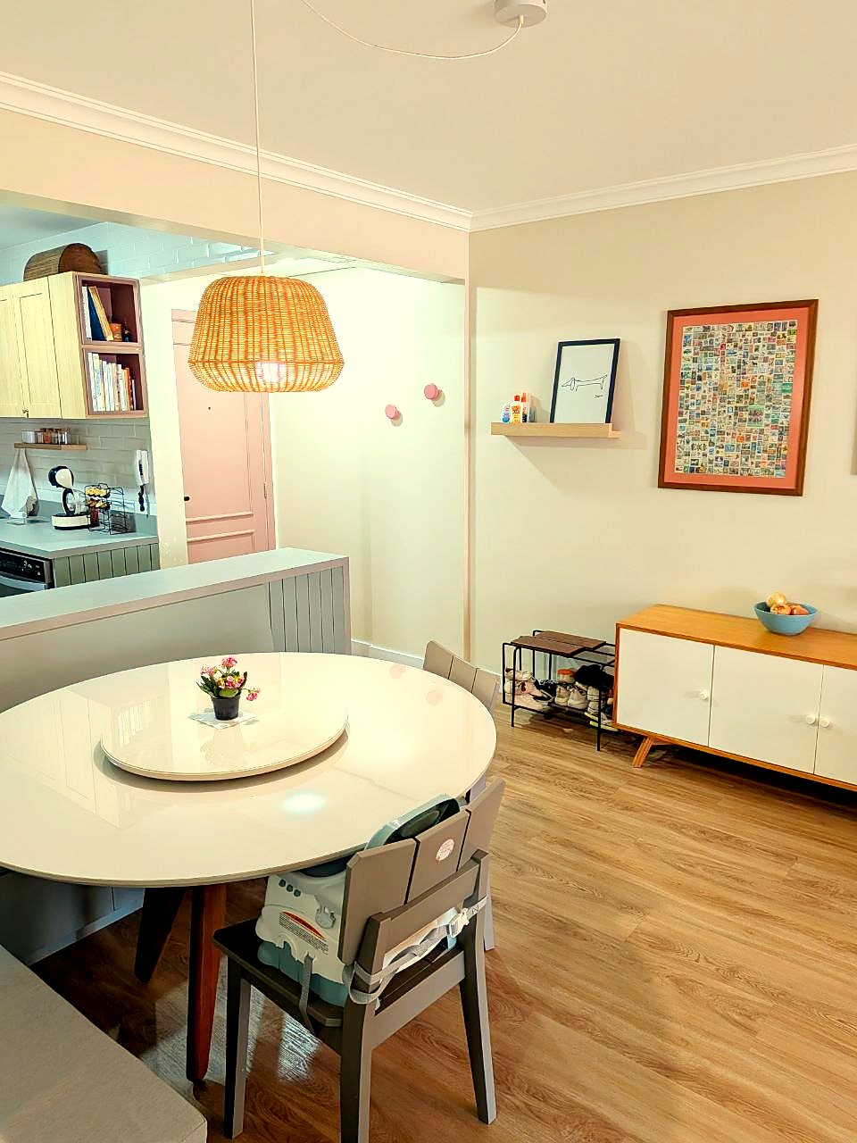 Sala de jantar com mesa redonda