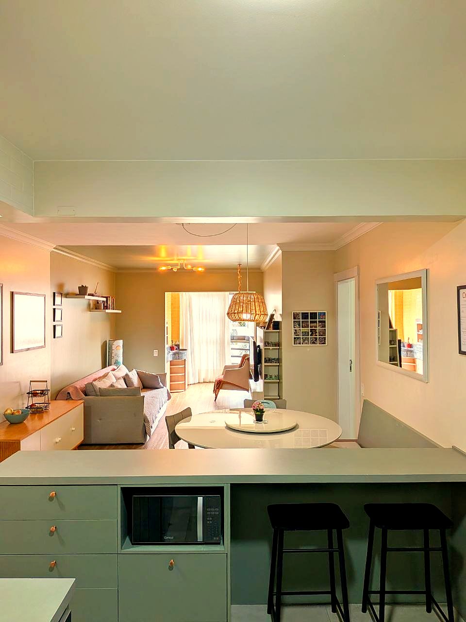 Sala integrada à cozinha com bancada